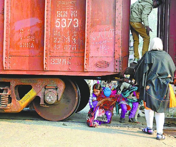  train devided into two parts coupling breaks down.