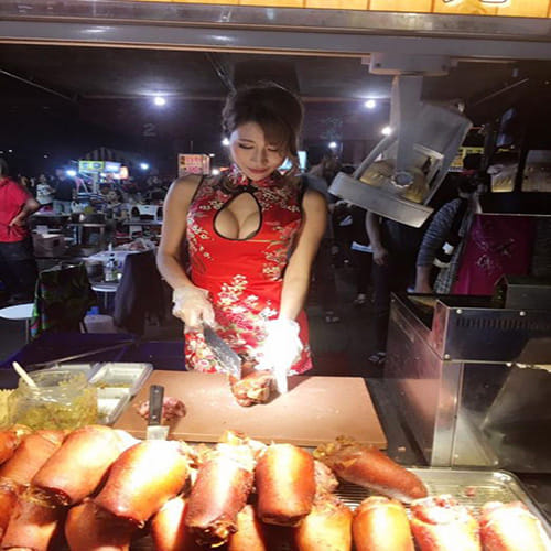 model does a roaring trade selling street food in bikinis