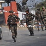 मुठभेड़ के दौरान मोर्चा संभाले जवान