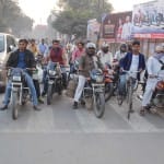 मलदहिया में जेब्रा क्रॉसिंग पर ट्रैफिक सिग्नल के इंतजार में रुके लोग।