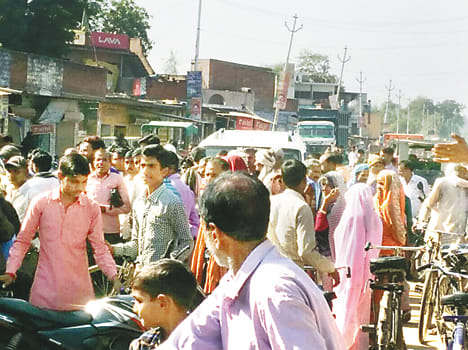 Bank personnel captured, blocked the road