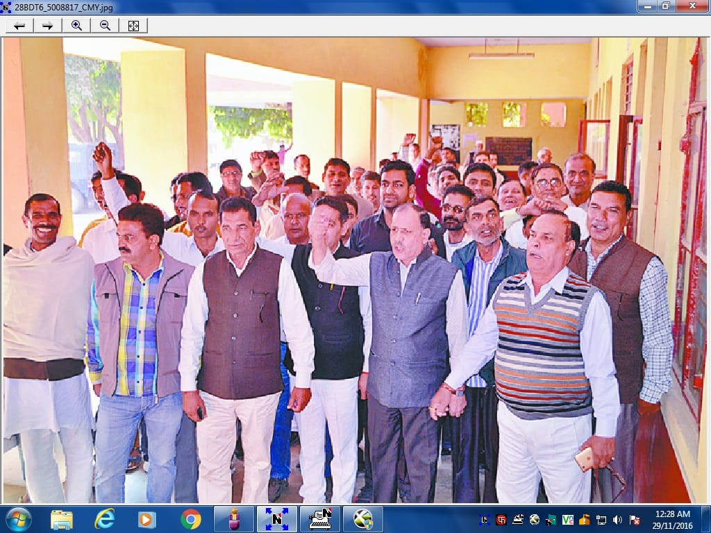  Baraut tehsil out in procession by lawyers slogan