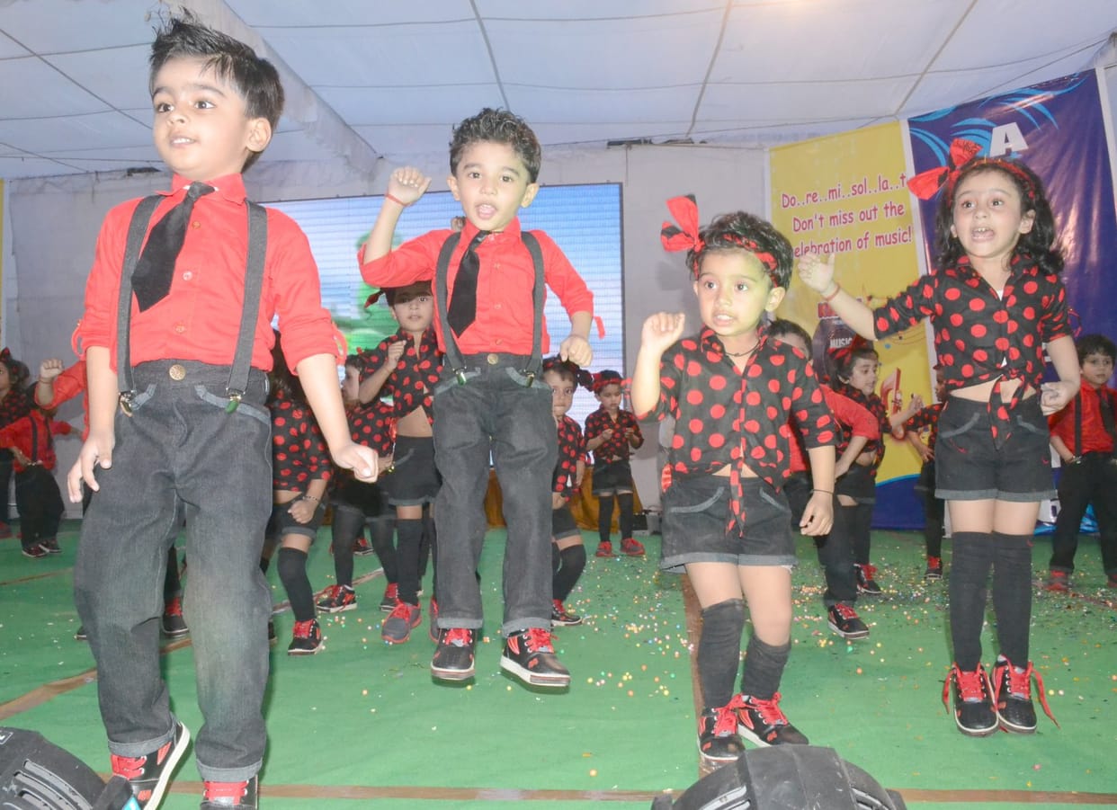 Colorful program presented The children made a bang