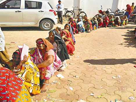 Banks rush to withdraw money, there is less