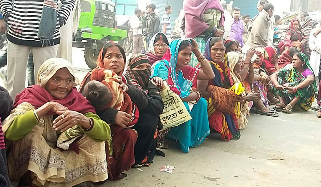 Angry women bank workers hostage