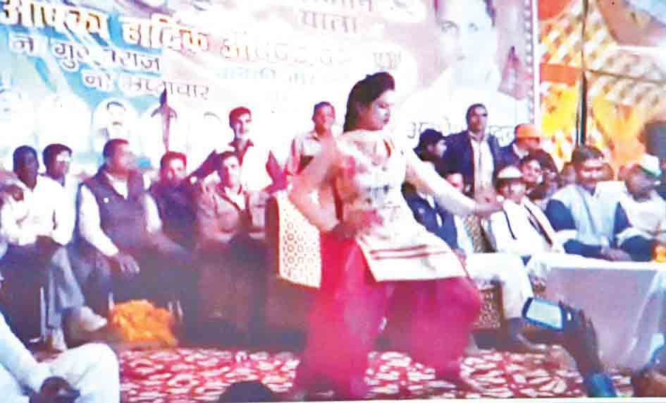 praivartan yatra k manch pr balayon ne lagaye dhumke