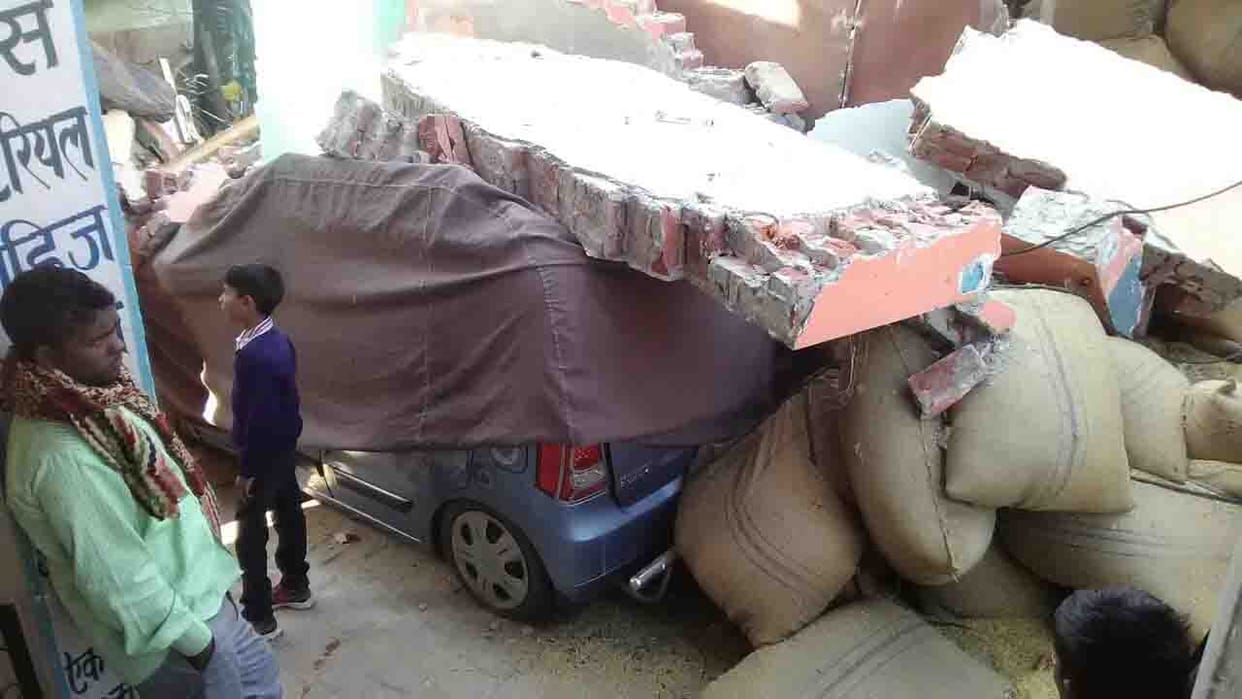 Uncontrollable truck entered the store, the two poles fall