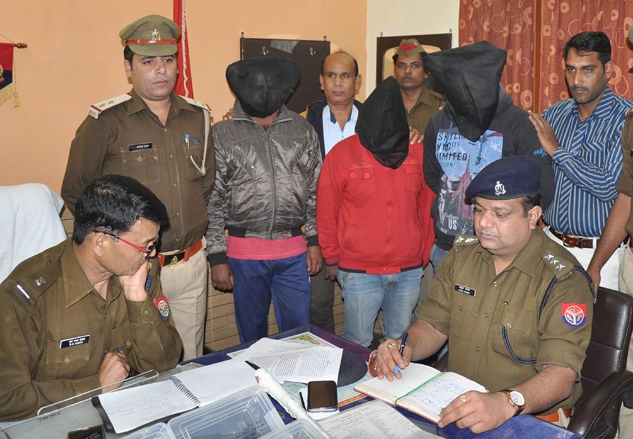 so caled military man and four robbers arrested