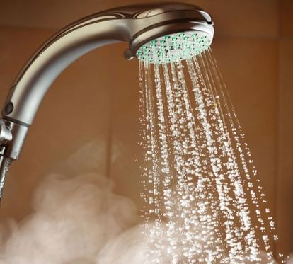 गर्म पानी से नहाते हैं तो हो जाएं सावधान, पड़ सकता है दिल का दौरा! - Advantage And Disadvantage Of Hot Water - Amar Ujala Hindi News Live