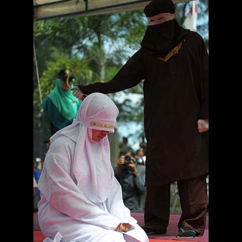 girl and boy coned hundred times because they has broken sharia law