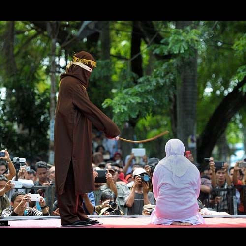 girl and boy coned hundred times because they has broken sharia law