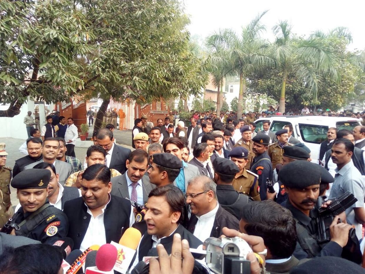 Notbandi damage to farmers: Akhilesh