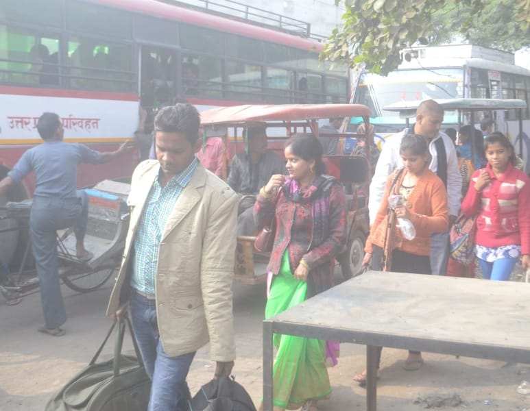 notabandee kee maar, dillee se laut rahe kaamagaar