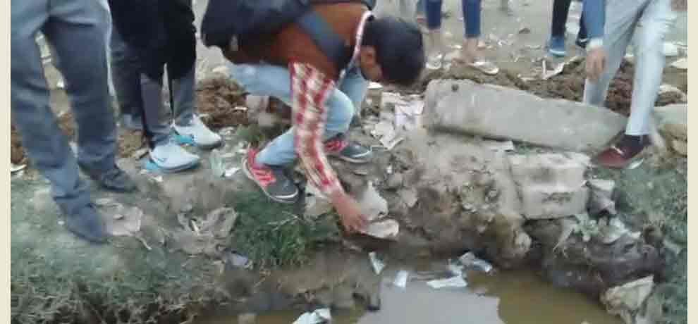 notes thrown by an unidentified man in to drain in ghaziabad