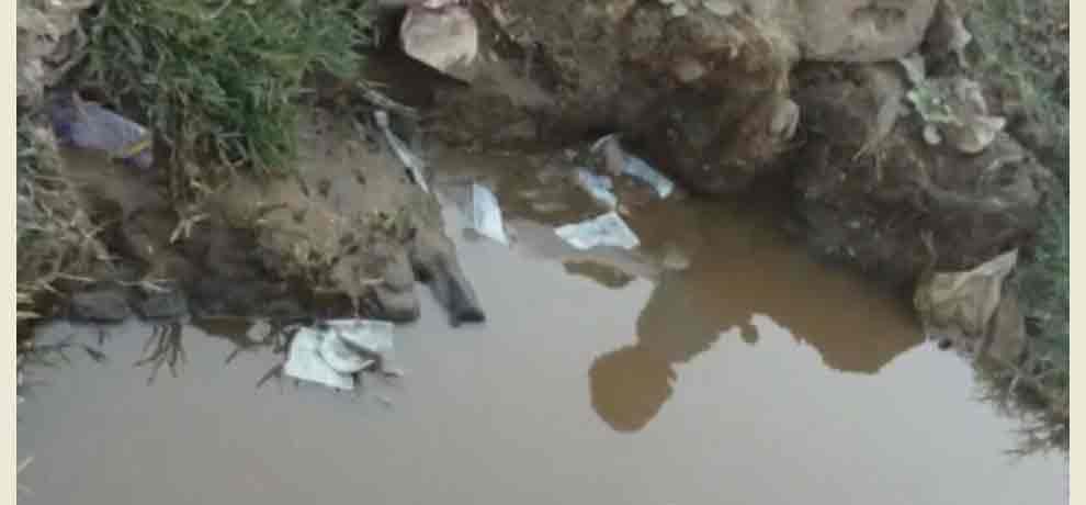 notes thrown by an unidentified man in to drain in ghaziabad