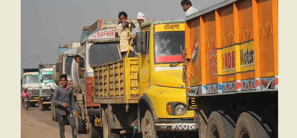 women protest on high way in nuh mewat against demonetization