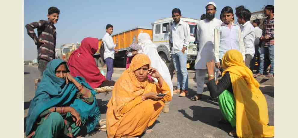 women protest on high way in nuh mewat against demonetization