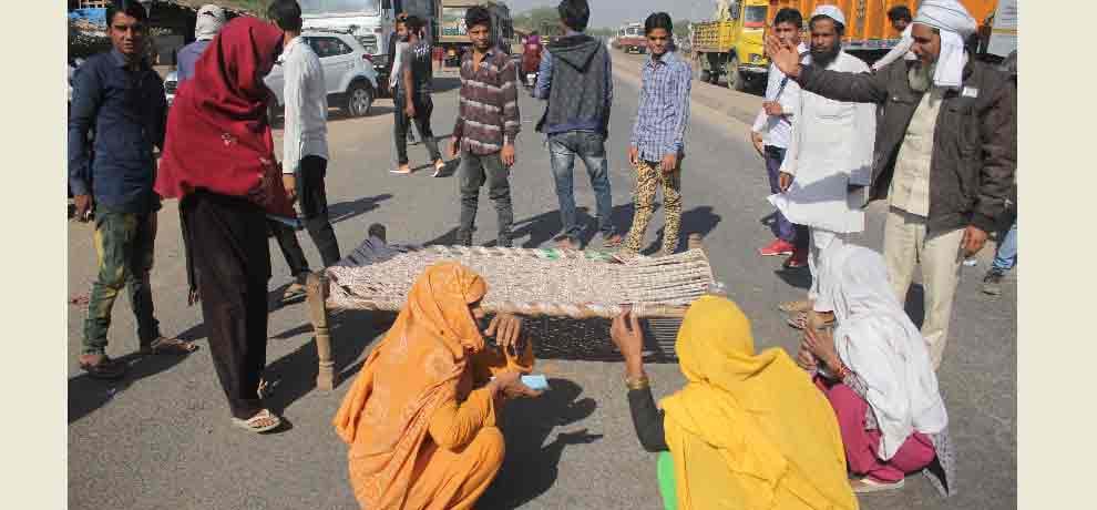 women protest on high way in nuh mewat against demonetization
