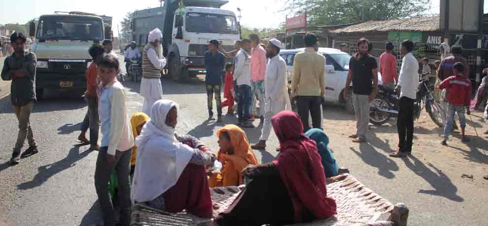 women protest on high way in nuh mewat against demonetization
