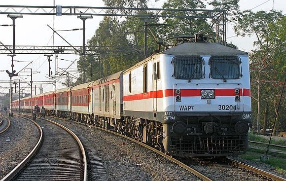 Bomb rumors in train, all passengers get off from tain