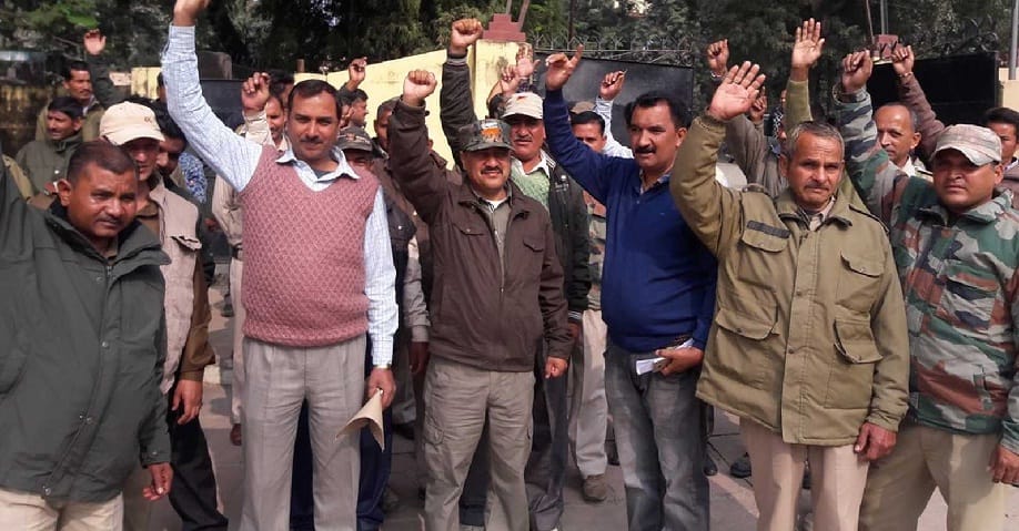 डीएलएड करने की शर्त थोपने का विरोध