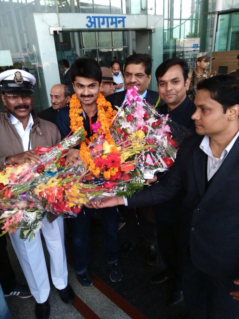 dm  suhas ly spotted at amausi airport winning gold medal