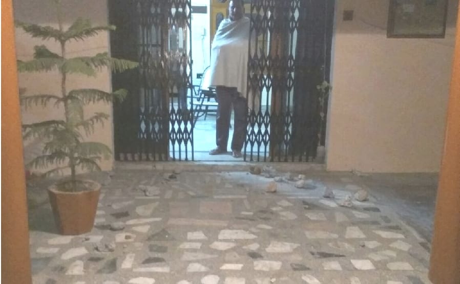Some Person Throw stones at jail superintendent  House at Una.