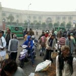 किसानों ने बांटा आलू