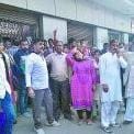  बैंकों बाहर प्रदर्शन करते आम आदमी पार्टी के कार्यकर्ता। 