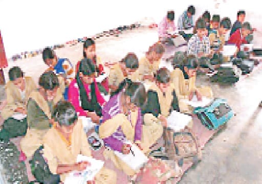 jameen par padhne ko bebas bachpan