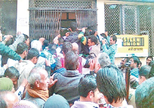 bank par kiya hungama