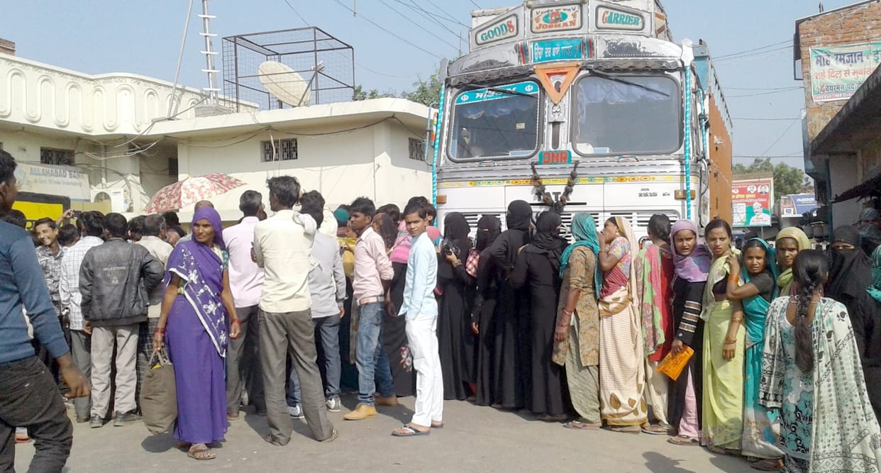Allahabad Bank not receive cash, angry people put the jam