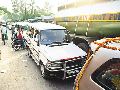 Non-receipt of money and taxing Pihani Hardoi-Pihani put the jam on road