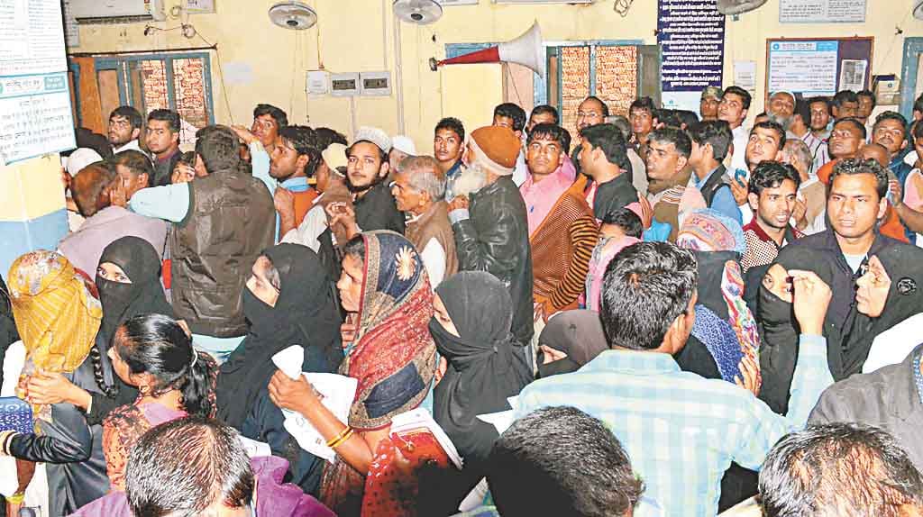 six month old child died in mother lap in bank line