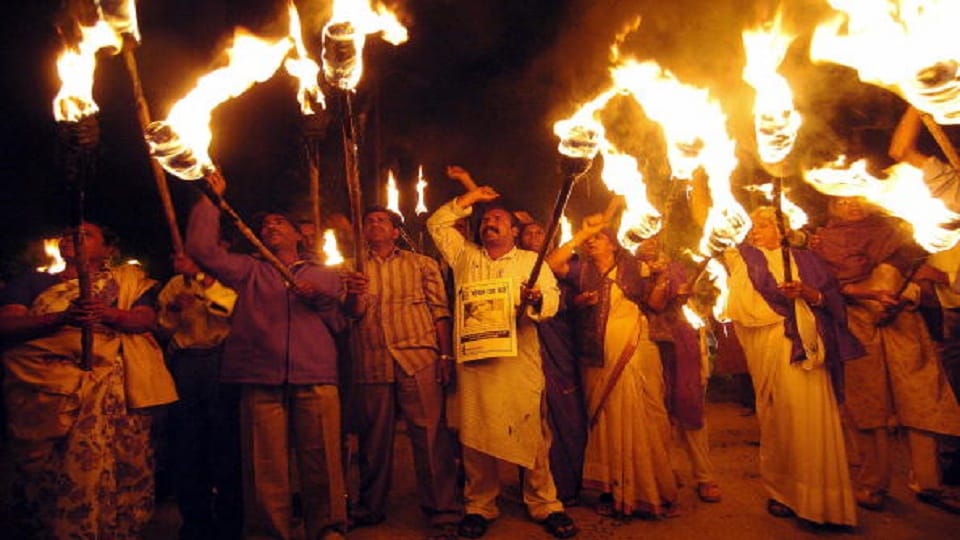 bhopal gas tragedy people protest for pansion
