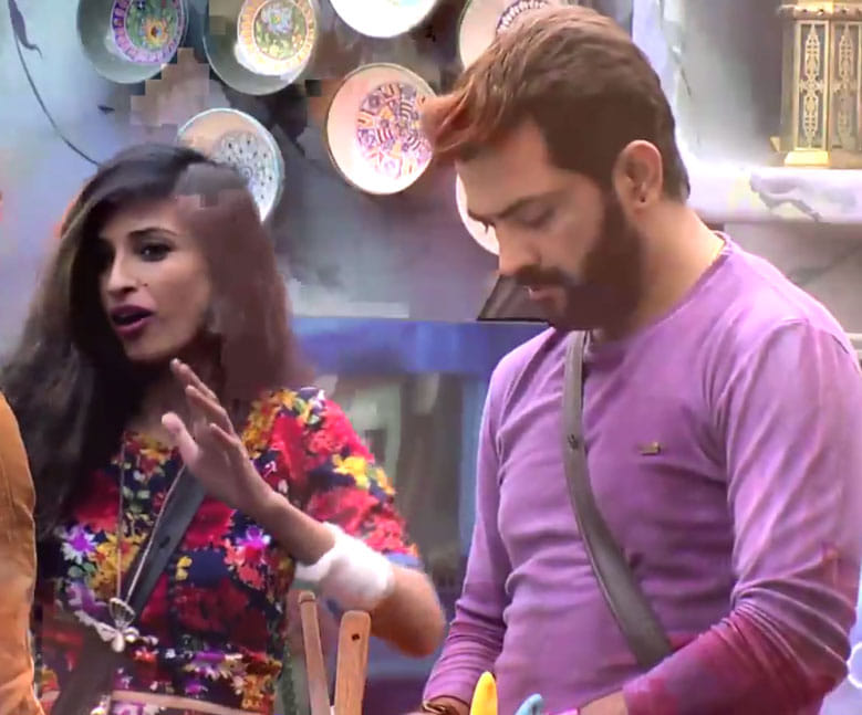 BIGG BOSS: Priyanka Jagga kisses Manu, Mona Lisa shocked