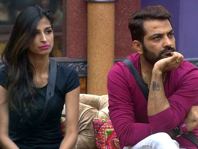 BIGG BOSS: Priyanka Jagga kisses Manu, Mona Lisa shocked