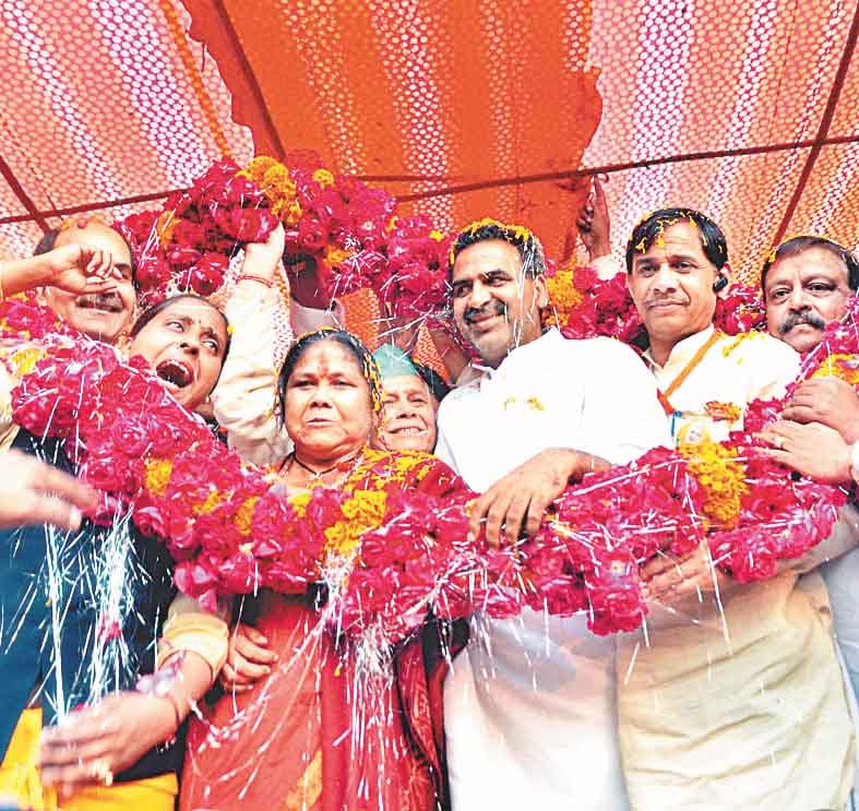 sp-bsp ke cm fix, bjp men koi bn sakta hai cm-pm