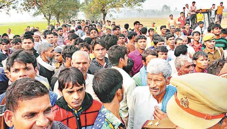 teen ghante borwel ki mitti men dba kisan, jivit nikala