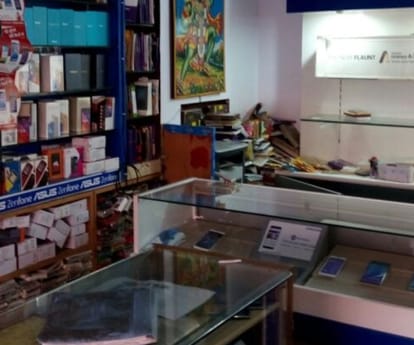 theft of 30 lakh in a mobile shop.