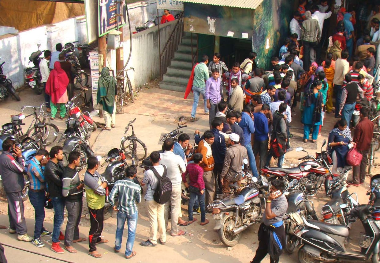 Uproar on the entry of people from the queue