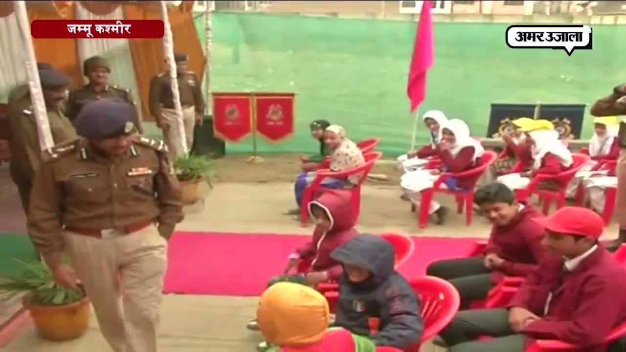 सीआरपीएफ जवानों ने दिए फर्नीचर 