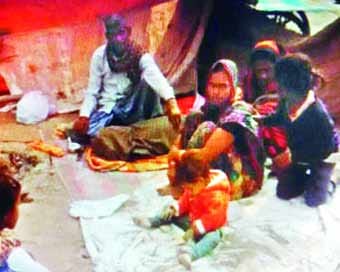 daily wager waits to cremate wife after demonetisation