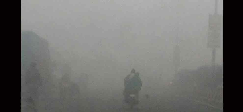 heavy fog in delhi-ncr slow down traffic