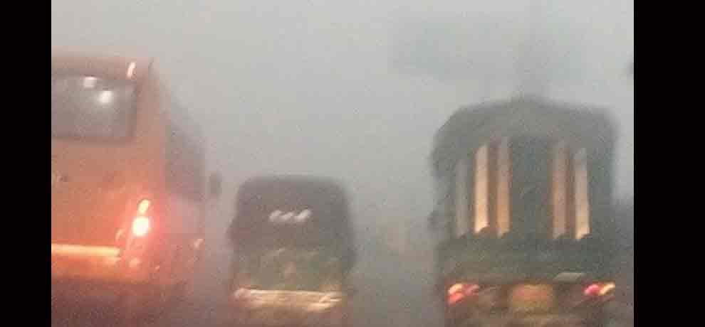 heavy fog in delhi-ncr slow down traffic