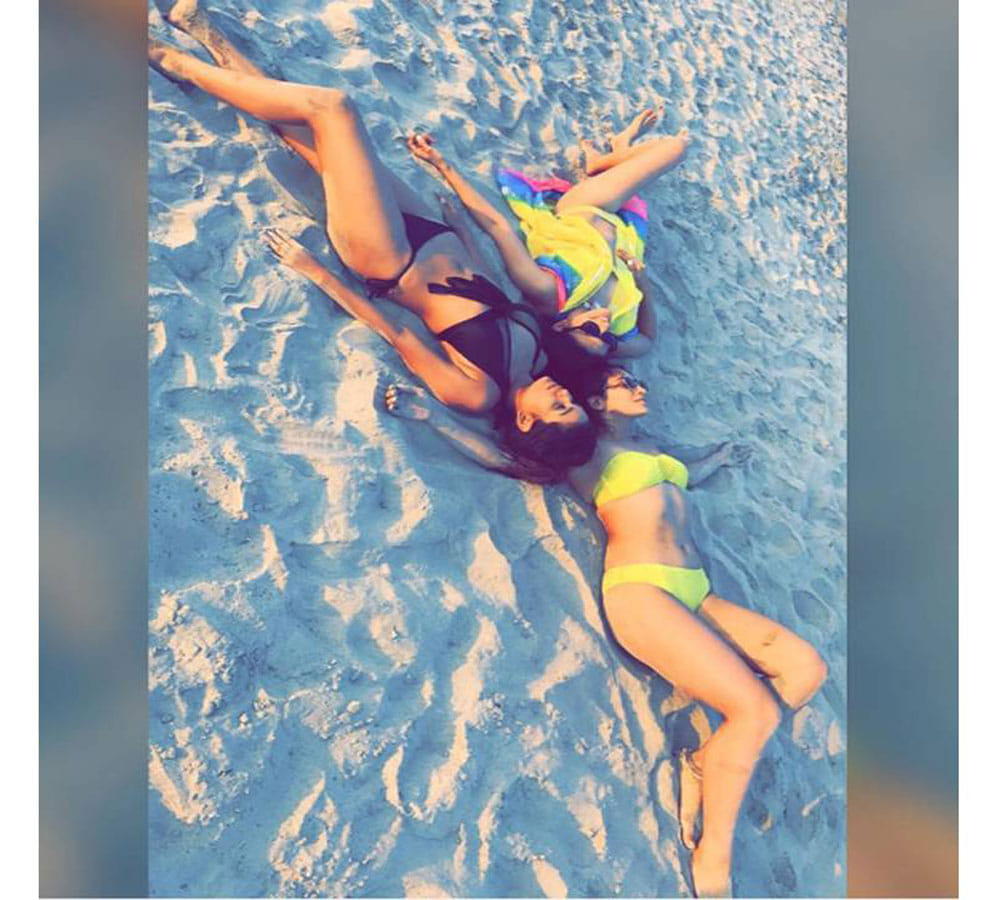kishwar merchant enjoying goa trip with girl gang