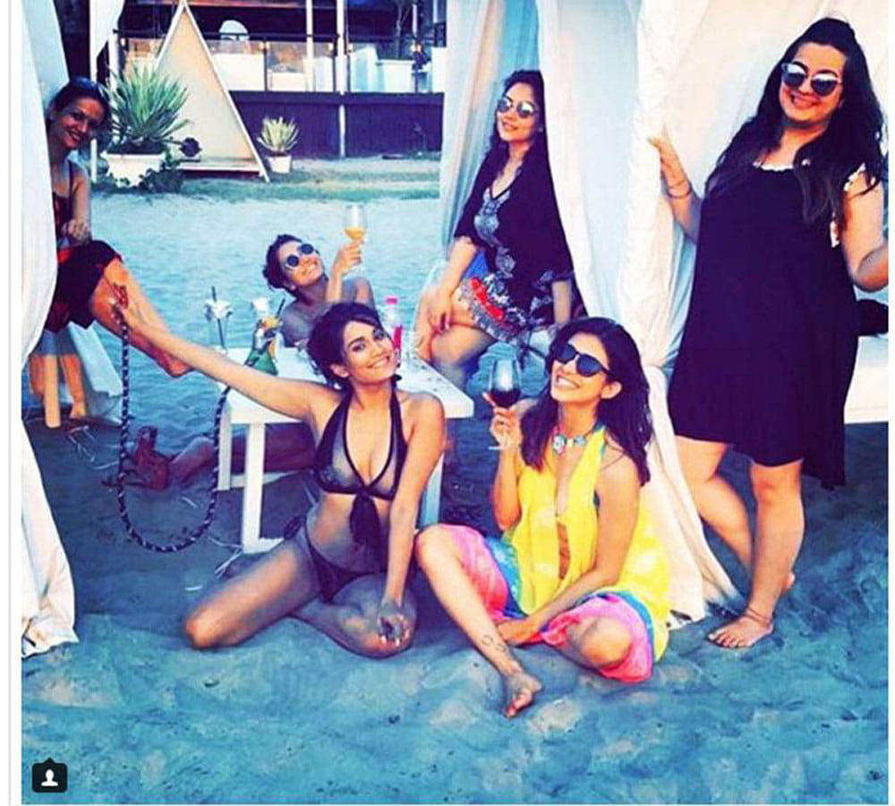 kishwar merchant enjoying goa trip with girl gang
