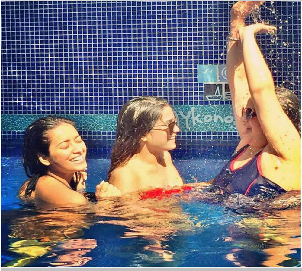 kishwar merchant enjoying goa trip with girl gang
