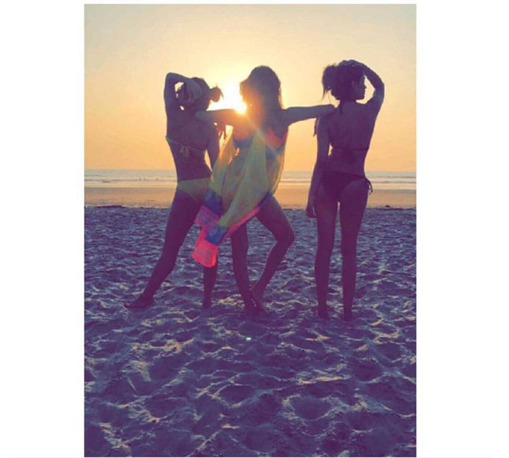 kishwar merchant enjoying goa trip with girl gang