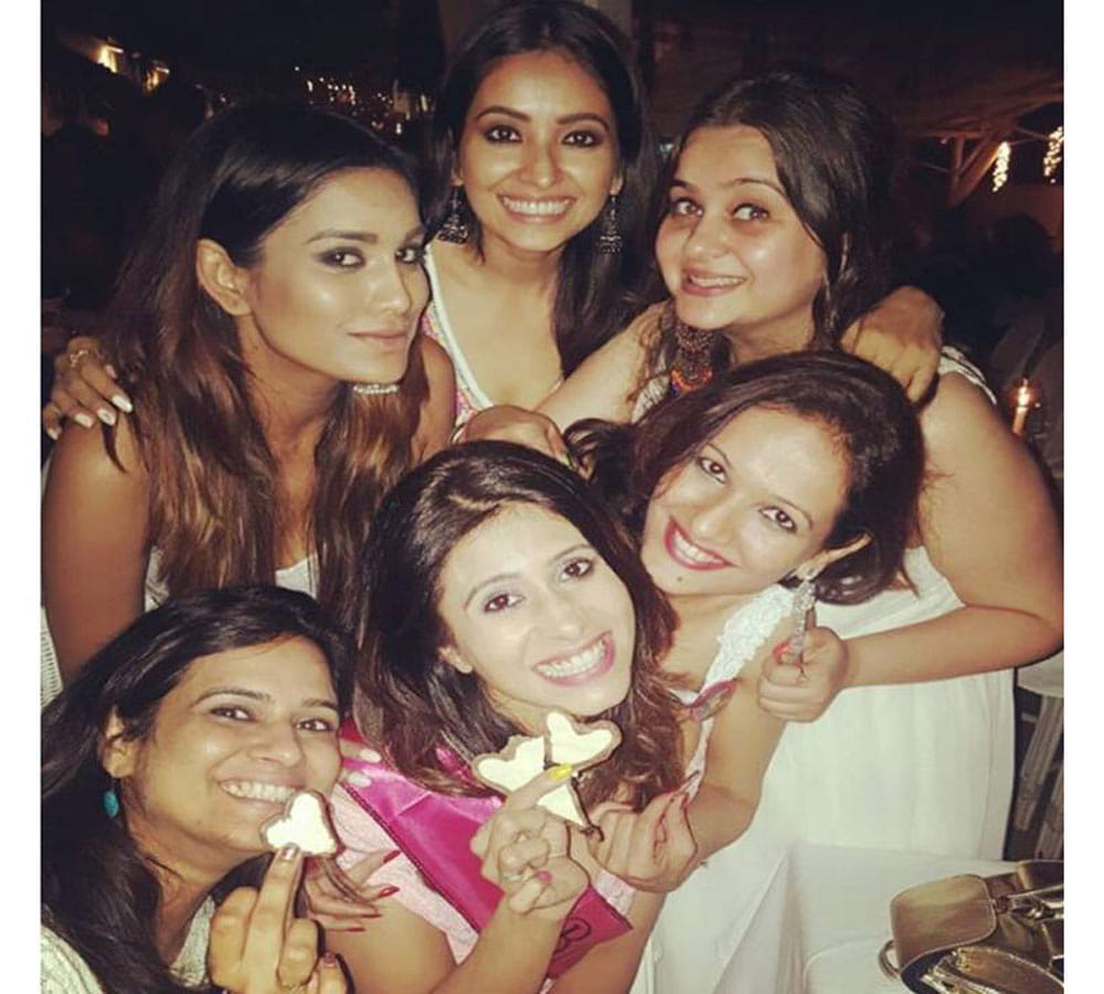 kishwar merchant enjoying goa trip with girl gang